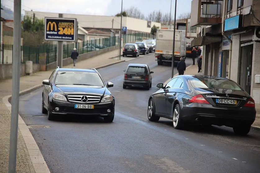 La Avenida Ingeniero Sá e Melo es una de las arterias principales del centro de la ciudad y es accesible a la Circular Urbana de Vizela.