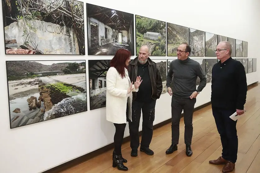 O director xeral de Políticas Culturais, Anxo M. Lorenzo, presentou esta mostra composta por unha selección de pezas datadas entre 1976 e 2019 que sintetizan as diferentes etapas da obra de Torres.