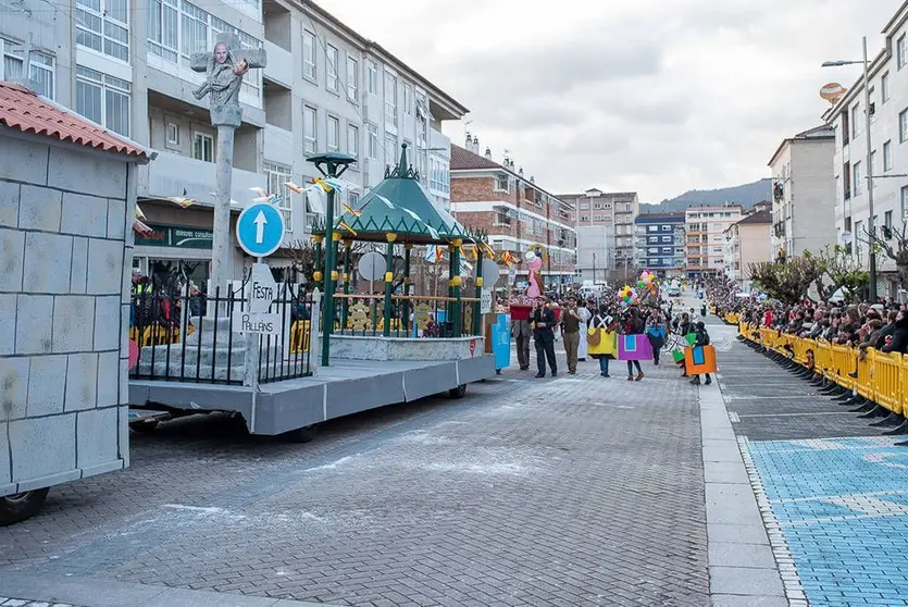 Comparsa Cantos Somos. Amais as carrozas que presentaron coa igrexa, o palco e o cruceiro de San Bartolomeu, e outros elementos da parroquia, valeulles o terceiro premio en carrozas. 