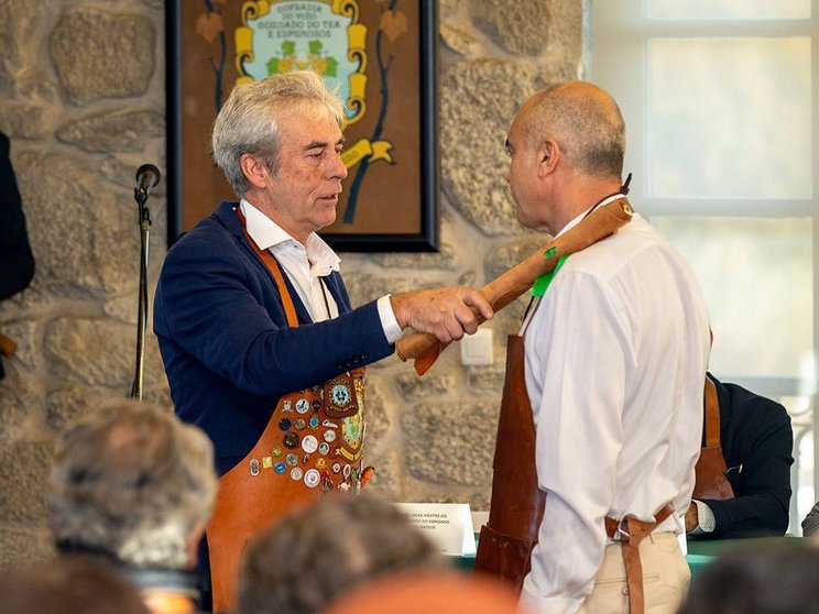 Momento en que Antonio Alén, Gran Mestre de la Confraría do Viño do Condado do Tea e Espumosos nombra confrade ao director de DL-G, Roberto Ledo, o pasado 1 de diciembre de 2019, en Salvaterra de Miño.