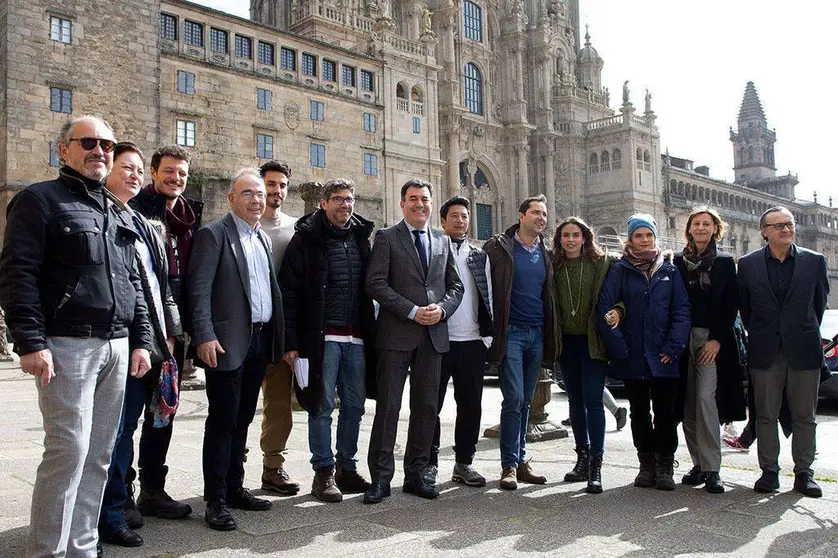 El conselleiro de Cultura y Turismo asistió a la grabación, en la que estuvieron presentes los protagonistas de la serie Álex González, Verónica Echegui, Anna Schimrigh, Andrea Bosca y Alberto Jo.