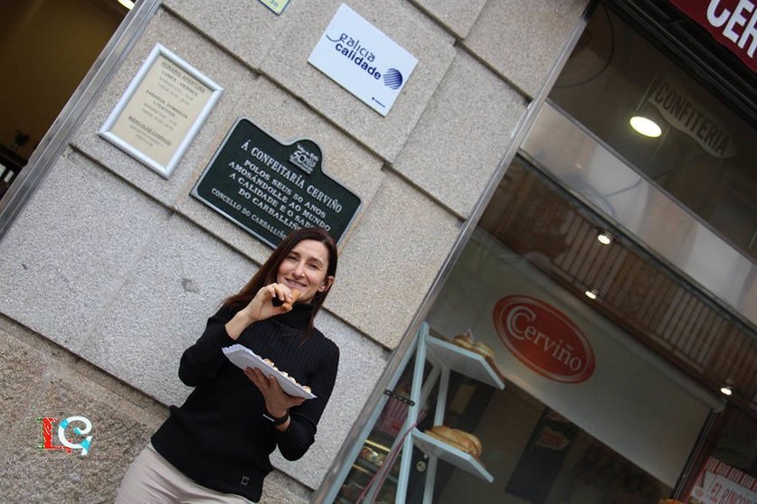 Ana Cerviño a la puerta de la Confitería degustando una caña frita. 