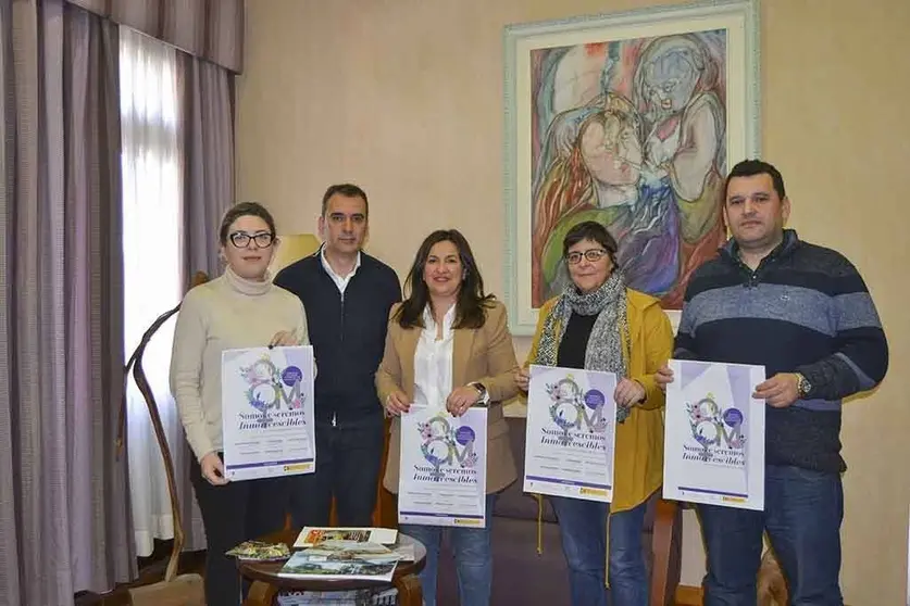 O alcalde de Tui, Enrique Cabaleiro, a concelleira de Igualdade, Ana Mª Núñez, o concelleiro de Servizos Sociais, Ismael Diz, xunto á concelleira de Ensino e Cultura, Sonsoles Vicente, e a traballadora social, Carmen González. 