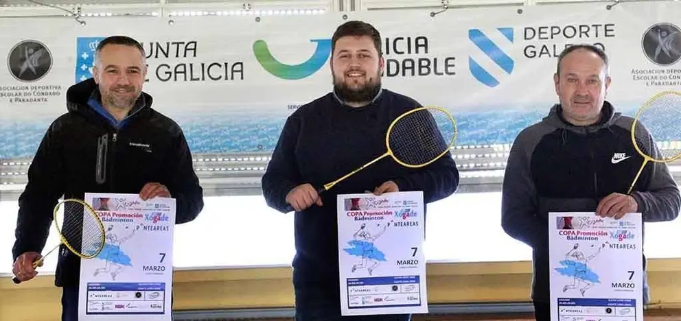 O concelleiro de Mocidade, Miguel Bouzó, con José Luis Soto, de ADECONPAR, e Víctor Lemos, do Club Bádminton Ponteareas.