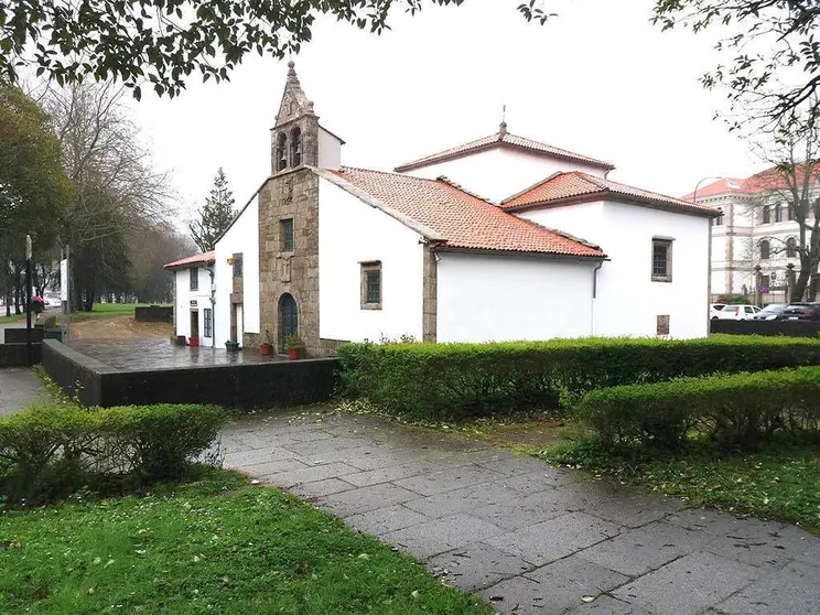 Entre as actuacións que se levaron a cabo, destaca o pintado das fachadas, a limpeza da pedra e a renovación de parte do tellado.