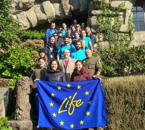 As directoras xerais de Xuventude, Participación e Voluntariado, Cristina Pichel, e a de Patrimonio Natural, Belén do Campo, visitaron ás persoas que participan neste programa.