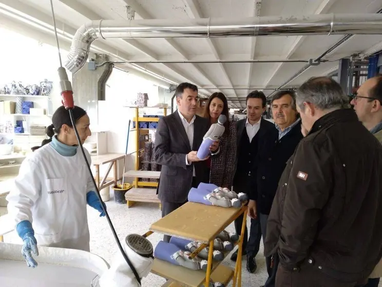 El conselleiro de Cultura y Turismo visit&oacute; la f&aacute;brica de cer&aacute;mica en Cervo en la que est&aacute; previsto crear un conjunto museogr&aacute;fico que incluya la casa de Isaac D&iacute;az Pardo.