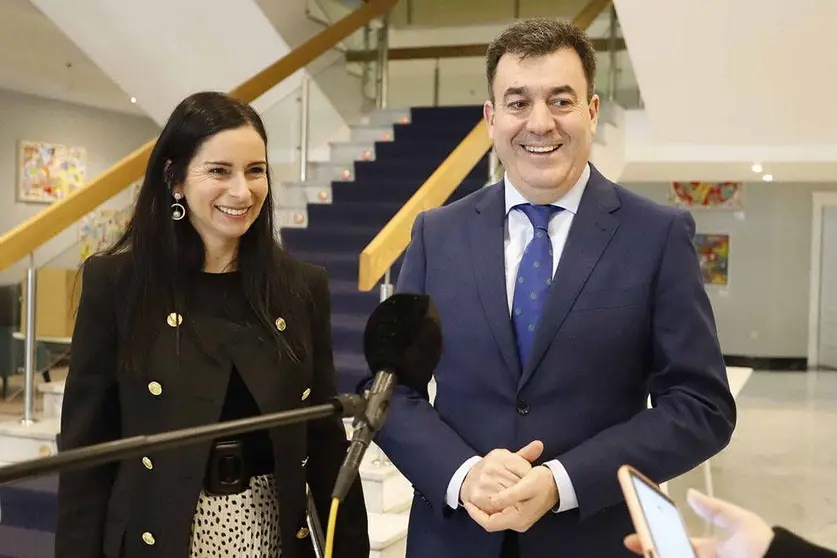 La presidenta del C&iacute;rculo de Empresarios, Patricia Garc&iacute;a, y el conselleiro de Cultura, Rom&aacute;n Rodr&iacute;guez, en Vigo. 