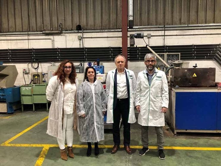 A directora da Axencia Galega de Innovación (Gain), Patricia Argerey, visitou esta compañía da Pobra do Caramiñal que se dedica á fabricación de mallas destinadas ao cultivo e envasado de marisco, así como ao sector hortofrutícola.