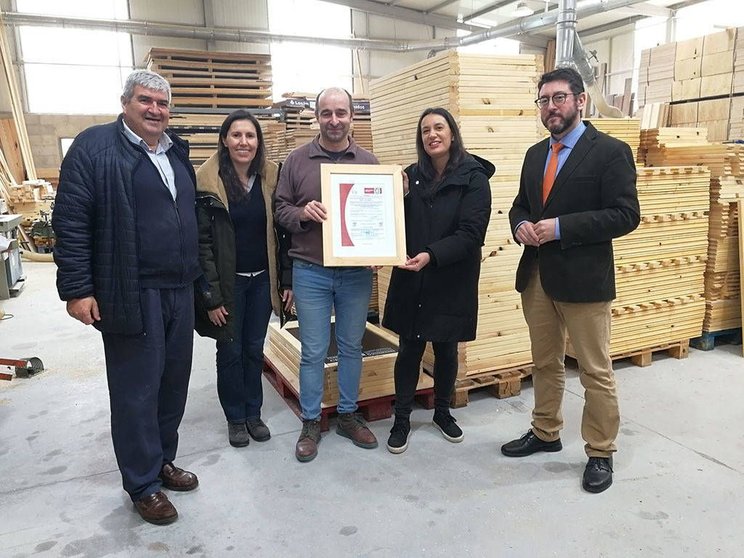 El director de la Agencia Gallega de la Industria Forestal (Xera), Ignacio Lema, acompañó a la entidad PEFC Galicia en la entrega del certificado de cadena de custodia a esta compañía ubicada en Berres.