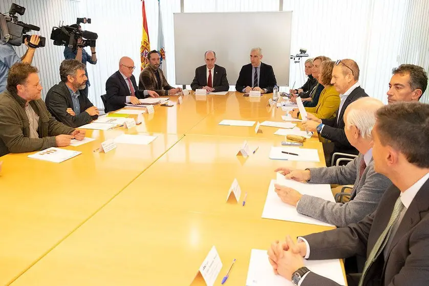 Almuiña y Conde se reúnen con miembros de la Confederación de Empresarios de Galicia y representantes sindicales para abordar la situación actual del coronavirus.