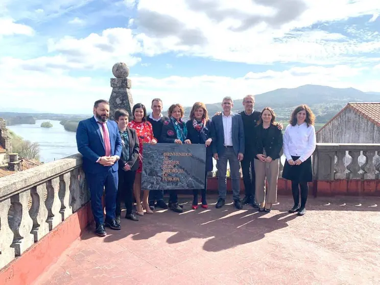 No acto de presentación desta Estratexia de Turismo, no que participaron Laura González-Dopeso, responsable de programas europeos de Turismo de Galicia e Enrique Cabaleiro, alcalde de Tui. Tamén estiveron presentes Emiliano Lage, alcalde de Fornelos de Montes; Francisco Ferreira, alcalde de Gondomar; Antonio Lomba, alcalde da Guarda; Nidia Arévalo, alcaldesa de Mos; Juan A. González, alcalde de Nigrán; Cristina Correa, alcaldesa de Oia; Digna Rivas, alcaldesa de Redondela; Ánxela Fernández, alcaldesa do Rosal; así como os concelleiros de turismo de Gondomar, Nigrán, Redondela, Soutomaior e Tui.