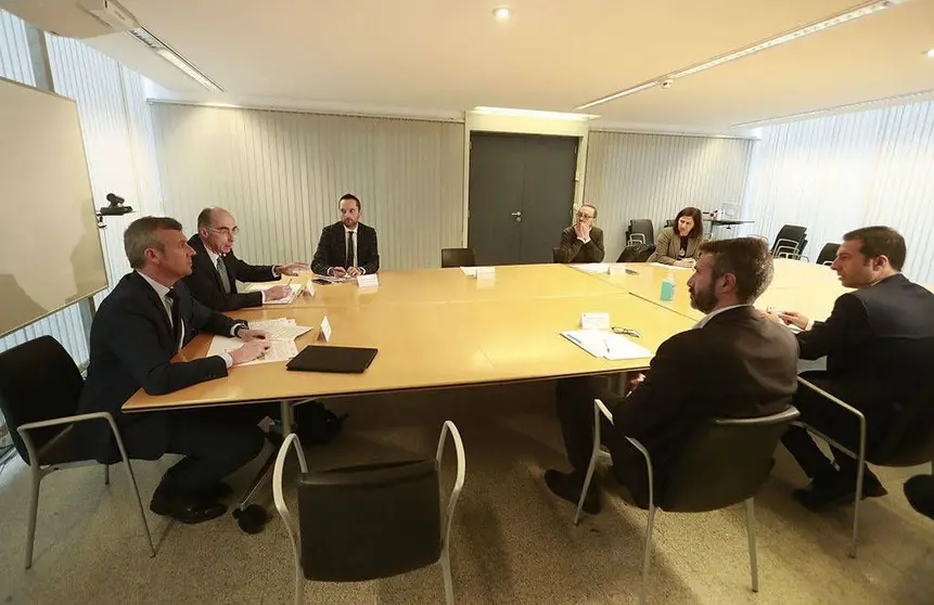El vicepresidente de la Xunta, Alfonso Rueda, y el conselleiro de Sanidad, Jesús Vázquez Almuíña, mantuvieron en la tarde del jueves una reunión con representantes de la Federación Gallega de Municipios y Provincias (Fegamp)