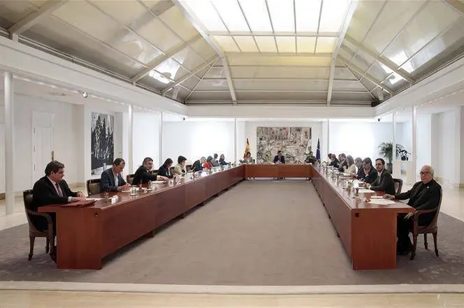 Reuni&oacute;n del Consejo de Ministros extraordinario en el que se decreta el Estado de alarma para hacer frente a la expansi&oacute;n del Coronavirus COVID 19. Pool Moncloa / JM CABALLERO.