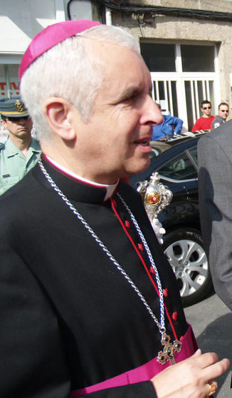 El obispo Luis Quinteiro Fiuza, en Ponteareas en 2010. ARCHIVO. 