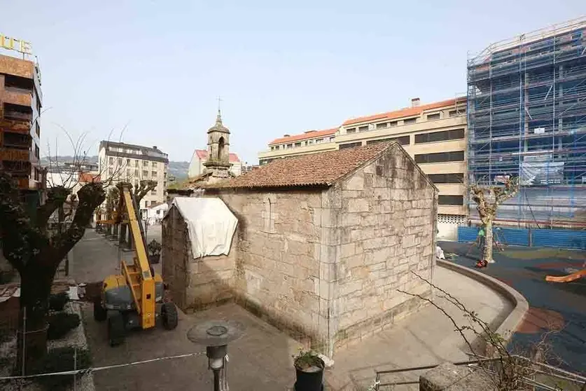 Unha vez retirado guindastre que caeu, realizanse no interior da capela tarefas de limpeza previas á peritaxe para avaliar o danos. 