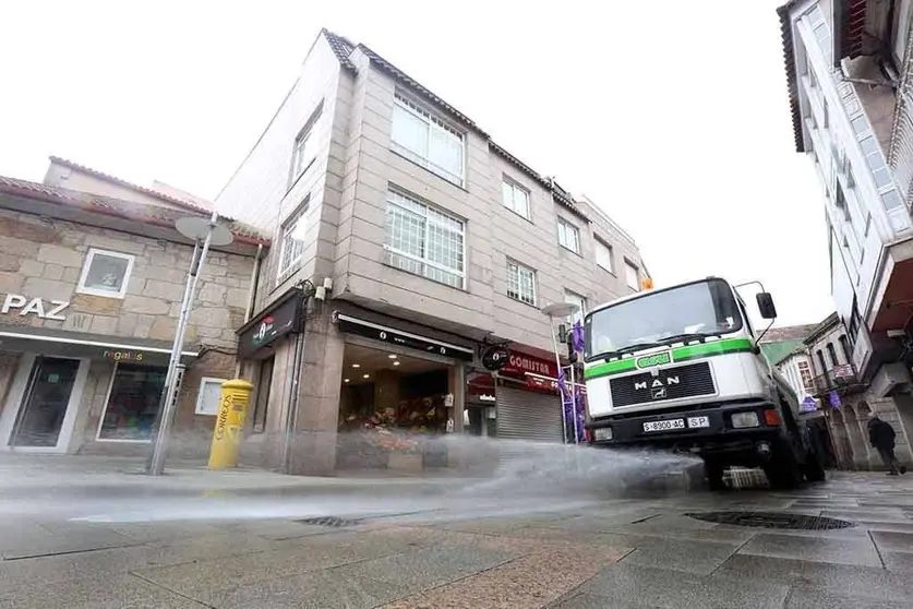 Un camión hace limpieza y desinfección en rúas. 