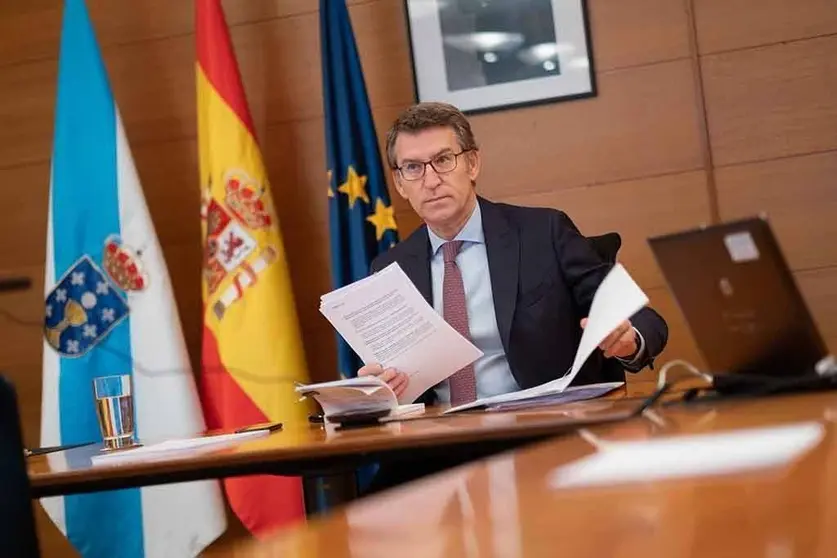 Después de que el Gobierno de España comunicara la decisión de adoptar medidas más restrictivas para la economía ante la pandemia del coronavirus, el presidente del Gobierno gallego, Alberto Núñez Feijóo, trasladó esta mañana a Pedro Sánchez la necesidad de un cierre ordenado de las actividades económicas.

“Le trasladé al Gobierno central que no sería bueno un cierre abrupto de sectores económicos. Nos preocupa que dar al botón de pausa pueda ser dar el botón de apagado de muchas o de algunas empresas y, en definitiva, de muchos o de algunos puestos de trabajo”, dijo, haciendo hincapié en la inquietud que supone para las comunidades desconocer con exactitud el alcance y contenido de las industrias que, a partir de mañana, van a disminuir o suspender su actividad.

Asimismo, durante la videoconferencia con el presidente del Gobierno central y con los otros presidentes autonómicos, y en el marco europeo, Feijóo expresó el deseo de que las propuestas españolas fructifiquen en el Eurogrupo, de manera que los sacrificios que se están pidiendo al conjunto de los ciudadanos y de las naciones sea proporcionado a la ayuda y a la solidaridad de las medidas que adopte la Unión Europea. “A tal efecto, el Gobierno central tiene nuestro apoyo”, matizó, subrayando que Galicia cree en una Unión Europea solidaria entre naciones al igual que cree en la España solidaria de las comunidades.

SUMINISTRO

A lo largo del encuentro, el titular del Ejecutivo gallego reiteró la necesidad de material sanitario, solicitando al Gobierno de España un calendario de entregas de suministro, para que cada comunidad pueda organizarse. “Nos alegramos de que el presidente informara ayer del material que España ha apalabrado o contratado, pero es importante saber cuándo va a llegar ese material”, insistió, recordando que la Xunta lleva suministrado a 251 ayuntamientos de Galicia: 22.000 mascarillas, 10.000 trajes y 300.000 guantes; “de este modo, y con el material que se entregará mañana, llegaremos a las 122.000 mascarillas, a los 25.000 trajes y a los 350.000 guantes”, confirmó, para el desarrollo de servicios como el de Ayuda al Hogar o de Protección Civil.

“Seguiremos comprando material, porque no podemos esperar a tener un material centralizado por el Ministerio”, aseguró, resaltando que hoy, Galicia recibió una nueva partida de material sanitario de la Xunta que asciende a más de 700.000 mascarillas -500.000 compradas por el Sergas, 100.000 donadas por Inditex y otras 100.000 donadas por Grupo Caamaño-, que serán distribuidas en tiempo real a las áreas sanitarias y a los centros sociales.

En esta misma línea, el responsable del Gobierno gallego reiteró la importancia de seguir haciendo test masivos, así como conocer la curva epidemiológica; “sería muy útil para las comunidades conocer cuál es la previsión del Gobierno de España, cuál va a ser el pico de hospitalización y de UCI que vamos a tener en las comunidades”, abundó.

A modo de ejemplo, Feijóo explicó que, hasta el momento, Galicia recibió del Gobierno central: 220.890 mascarillas, 33.205 batas, 352.000 guantes, 13.400 pantallas y 1.776 desinfectantes. “Para hacernos una idea, el total de las mascarillas llega para 4 días de consumo del Sergas, el total de batas llega para 1,7 días y el total de guantes no llega a un día de consumo”, precisó.

En este ámbito, Feijóo quiso hacer una mención a la labor que está desarrollando la multinacional gallega Inditex, no solo por el suministro que está donando al Sistema Nacional de Salud y al Servicio Gallego de Salud, sino también por su logística y su transporte. “Sin los aviones de Inditex la mayoría del material que entró en España estaría aún en los aeropuertos de China”, puntualizó, transmitiendo el agradecimiento por la implicación “de una empresa gallega global que está dando una muestra mundial de lo que es un compromiso con la solidaridad, con España y con Galicia”.

Asimismo, se refirió a otras empresas que también están donando material sanitario y aseguró que cuando este llegue, el Ejecutivo autonómico las hará públicas.

RESIDENCIAS MAYORES

El presidente del Gobierno gallego aseveró que los mayores siguen siendo la prioridad número uno para la Administración autonómica: “Seguiremos trabajando, tratando de garantizar máximo aislamiento en las residencias”, garantizó.

El titular de la Xunta reiteró que Galicia seguirá trabajando con determinación, aprovisionando más material y con el máximo ánimo de unidad, coordinación y entendimiento. Y concluyó su intervención con unas palabras de ánimo y agradecimiento hacia los más jóvenes: “Nos sentimos orgullosos de lo que estáis haciendo”, dijo, haciendo hincapié en la importancia de permanecer en las casas durante el estado de alarma.