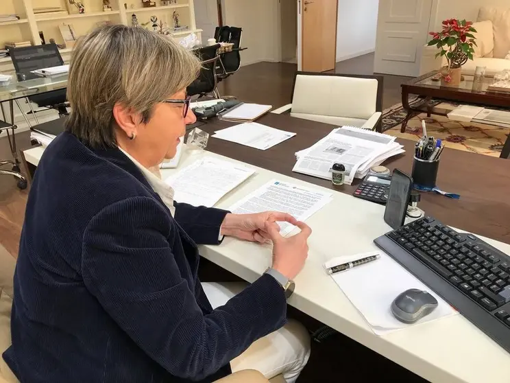 Rosa Quintana demanda un mecanismo simplificado por lo que los profesionales del marisqueo puedan justificar la bajada de ingresos por la crisis del COVID-19 y acceder de manera rápida a la prestación extraordinaria por cese de actividad.