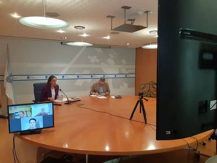 La conselleira de Infraestructuras y Movilidad, Ethel Vázquez, y el director general de Movilidad, Ignacio Maestro, mantuvieron un encuentro, por videoconferencia, con el presidente de la Federación de Autónomos del Taxi de Galicia (FEGATAXI) y con el presidente de Radio Taxi, Antonio Vázquez.