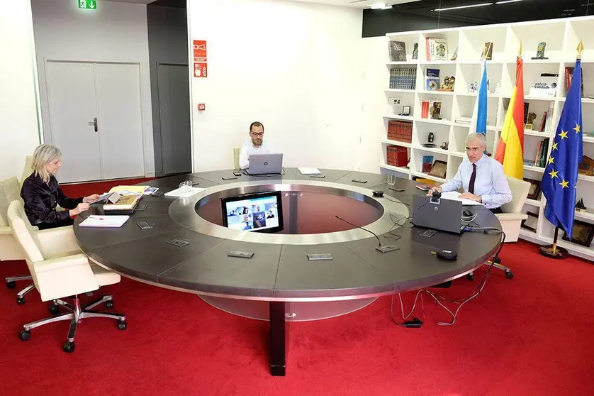 El conselleiro de Economía, Empleo e Industria, Francisco Conde, mantuvo un encuentro con representantes del colectivo en el que se señaló la necesidad de combinar medidas de choque con iniciativas que permitan preparar el tejido empresarial para el primer día después del coronavirus.