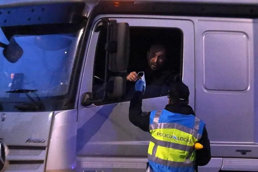 Un dos traballadores recibe a mascariña. 