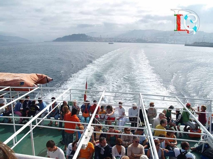 Barco con turistas navegando hacia las islas Cíes. ARCHIVO.