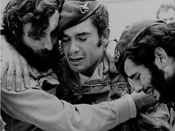 Imagem do filme/documentário 'Outro País', de Sérgio Tréfaut, recorrendo a imagens de arquivo de fotógrafos, jornalistas e cineastas estrangeiros, pretende reconstruir a situação vivida em Portugal durante os anos revolucionários de 1974-1975, a Revolução dos Cravos.