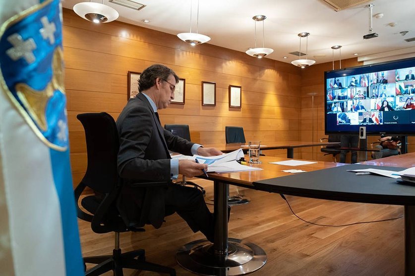 El titular del Goberno gallego, Alberto Núñez Feijóo, mantuvo unha videoconferencia con el presidente do Gobierno central, Pedro Sánchez, y los otros presidentes autonómicos. Edificio Administrativo de San Caetano, Santiago de Compostela.