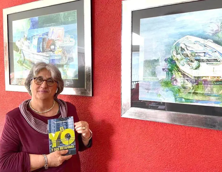 Rosa Montenegro en su domilicio con su libro. FOTO CORTESÍA DE LA AUTORA. 