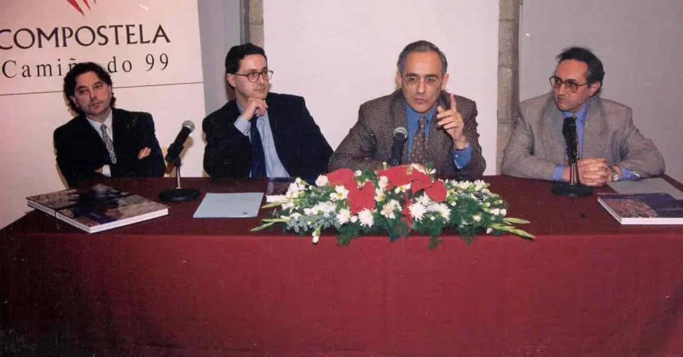 O acto de presentación do libro, que tivo lugar no Pazo de Bendaña en 1995. De esquerda a dereita: o urbanista Ánxel Viña, Juan Conde, Xerardo Estévez e Carlos Martí. ARQUIVO. 
 
