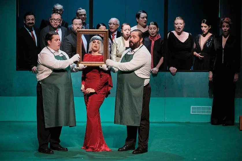 É unha produción da compañía Voadora, con dirección escénica de Marta Pazos, que aborda a entrada da muller na alta política e no mundo da arte