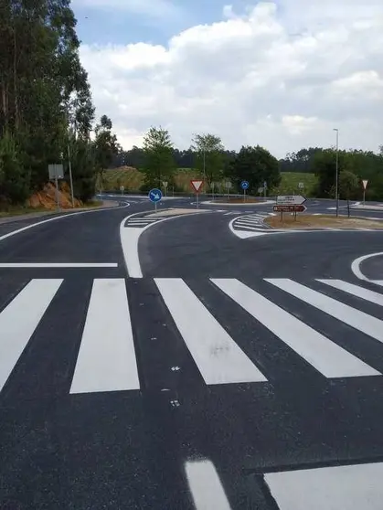 Esta actuación, cun investimento autonómico de máis de 48.000 euros, permitiu incrementar o diámetro da glorieta para que as manobras dos vehículos pesados se poidan realizar en condicións máis cómodas e seguras.