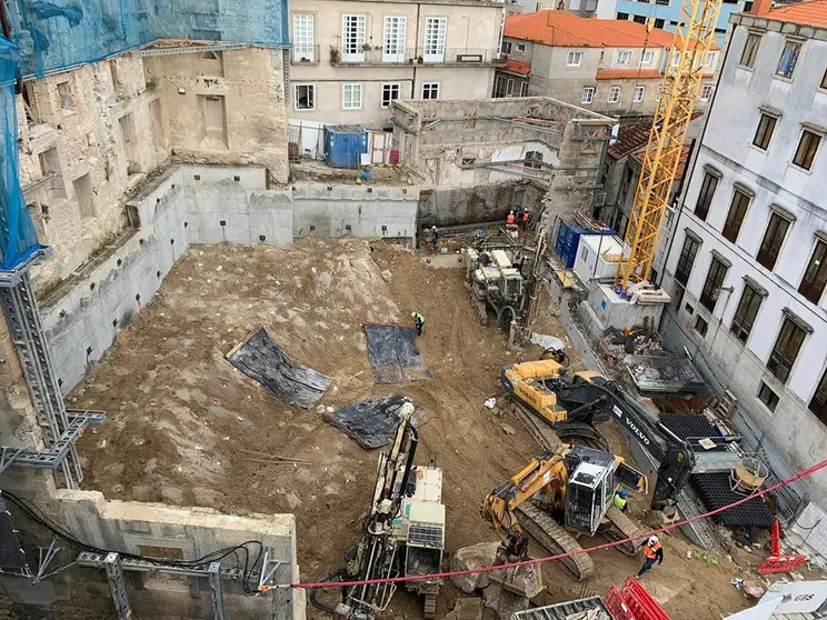 Os veciños solicitan que se paralicen as obras de forma inmediata, ata que non se garantice
a seguridade física dos edificios lindantes, e se aporte aos veciñoos, os estudos
e as garantías necesarias solicitadas para a súa tranquilidade e seguridade física.