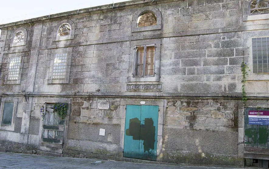 Fachada principal do Teatro tudense. 