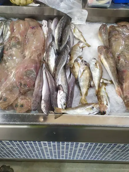 Puesto de venta de pesacado en la plaza de O Porri&ntilde;o. 