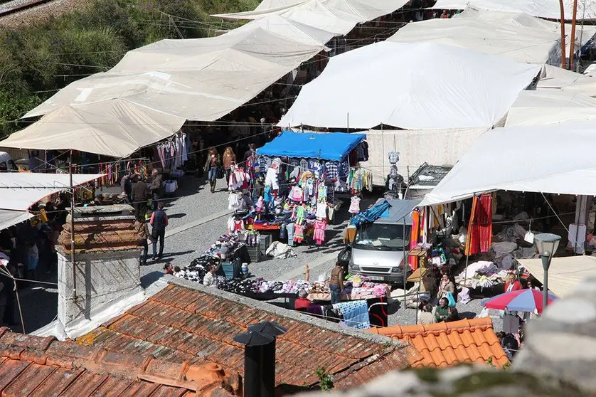 La Feria Semanal de Vila Nova de Cerveira vuelve a la Praça da Galiza el sábado 30 de mayo, en un espacio completamente vallado, con dos puntos de entrada y salida, con el uso obligatorio de una máscara para vendedores y usuarios, capacidad. Limpieza controlada e higiénica de todo el espacio antes y después de su finalización.