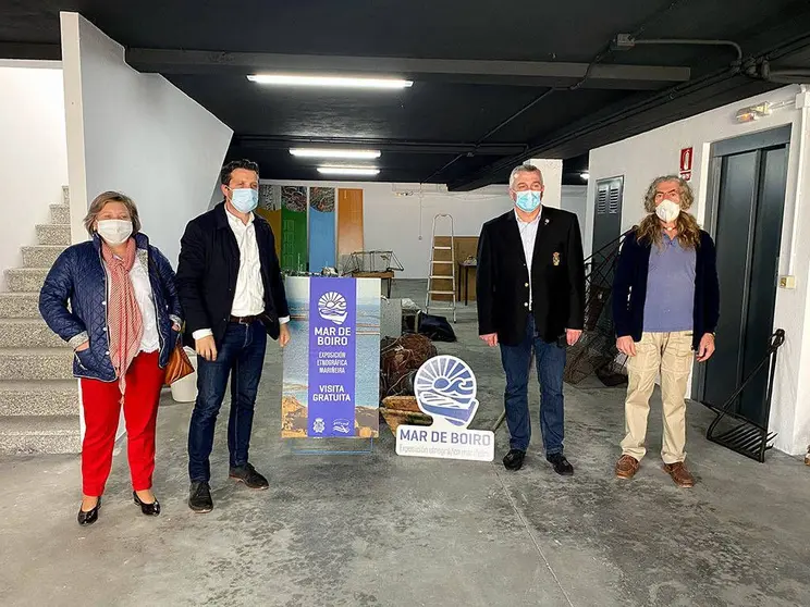 El alcalde, José Ramón Romero, la Concelleira de Turismo, Marisa Collazo, el vicepresidente de AGAN+, José Manuel Fernández, y el coordinador de la mostra, Xaquín, visitaron ayer las instalaciones del Centro Social de Escarabote donde se localiza el museo. 