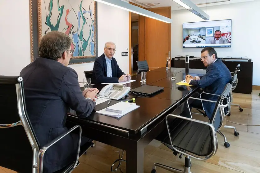 El presidente del Gobierno gallego, Alberto Núñez Feijóo, y el conselleiro de Economía, Empleo e Industria, Francisco Conde, se reunieron con los representantes del comité de empresa de Alcoa San Cibrao. ARCHIVO. 
