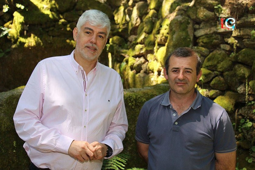Guillermo Díez (i) y Serafín Medina, director y etnólogo de Bodegas Nairoa, respectivamente.