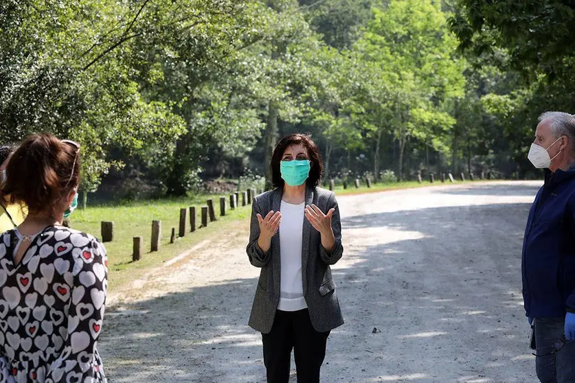 A conselleira Ángeles Vázquez visitou esta mañá a aula de interpretación das Fragas do Eume, en Pontedeume, para coñecer de primeira man o novo protocolo de funcionamento interno e de atención aos visitantes posto en marcha fronte ao COVID-19.