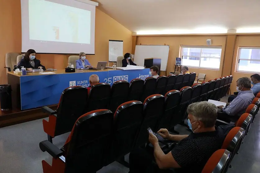 La conselleira del Mar se reunió hoy con representantes de las federaciones de cofradías de pescadores y de los bateeiros.