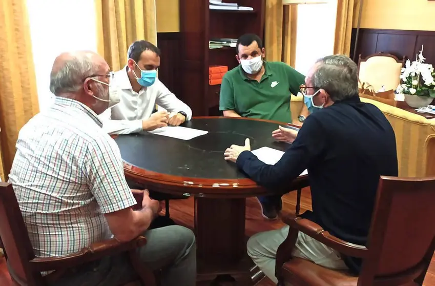 Asinado o convenio entre o Concello de Tui e Cáritas para a recollida de roupa usada.