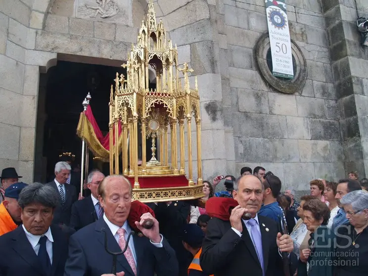 Procesión del domingo de Corpus en Ponteareas con el Santísimo Sacramento en la custodia, indiscutible protagonista de esta fiesta religiosa. 