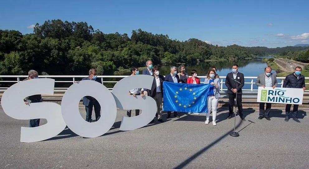 El Puente Internacional que conecta Monção y Salvaterra do Miño fue el escenario, esta mañana, de la segunda acción de protesta por la reapertura de más puntos de cruce entre Portugal y España, promovida por los presidentes de los 12 municipios portugueses y gallegos bañados por el río Minho. Dos trabajadores transfronterizos estuvieron presentes para presenciar el impacto de cerrar las fronteras en su vida cotidiana, mostrando carteles con la frase 'Déjame trabajar'.