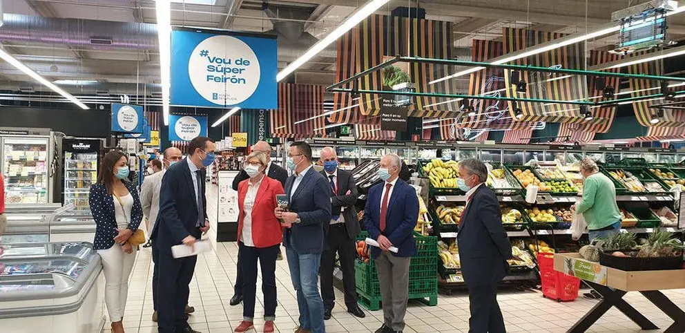Los conselleiros del Medio Rural y del Mar se acercaron al hipermercado Eroski de Noia para comprobar la implantación de la campaña de puesta en valor de estos productos.