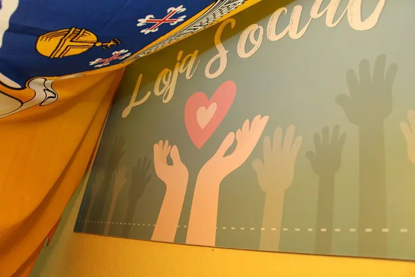 Cartel de la Tienda Social de la parroquia limiana de Bertiados.