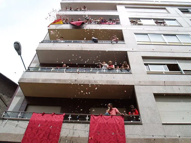 Escenas como estas desde los balcones engalanados los ponteareamos manifestarán su devoción al Santísimo Sacramento. 