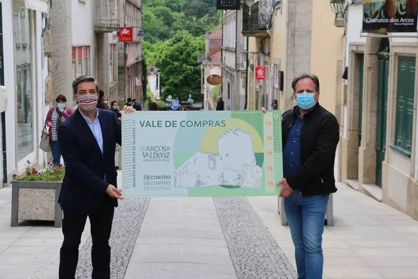Arcos articuló el lanzamiento del programa 'Vale de Compras Recontro', que apoya a las familias, que tuvieron una caída en los ingresos y el comercio, al apoyar las compras con el valle.
Con la creación de estas medidas.