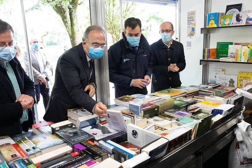  O conselleiro de Cultura e Turismo, Román Rodríguez, e o alcalde de Santiago de Compostela, Xosé Sánchez Bugallo, acompañados polo director xeral de Políticas Culturais, Anxo M. Lorenzo, participan na inauguración da XXXIX Feira do Libro de Santiago. No parque da Alameda.